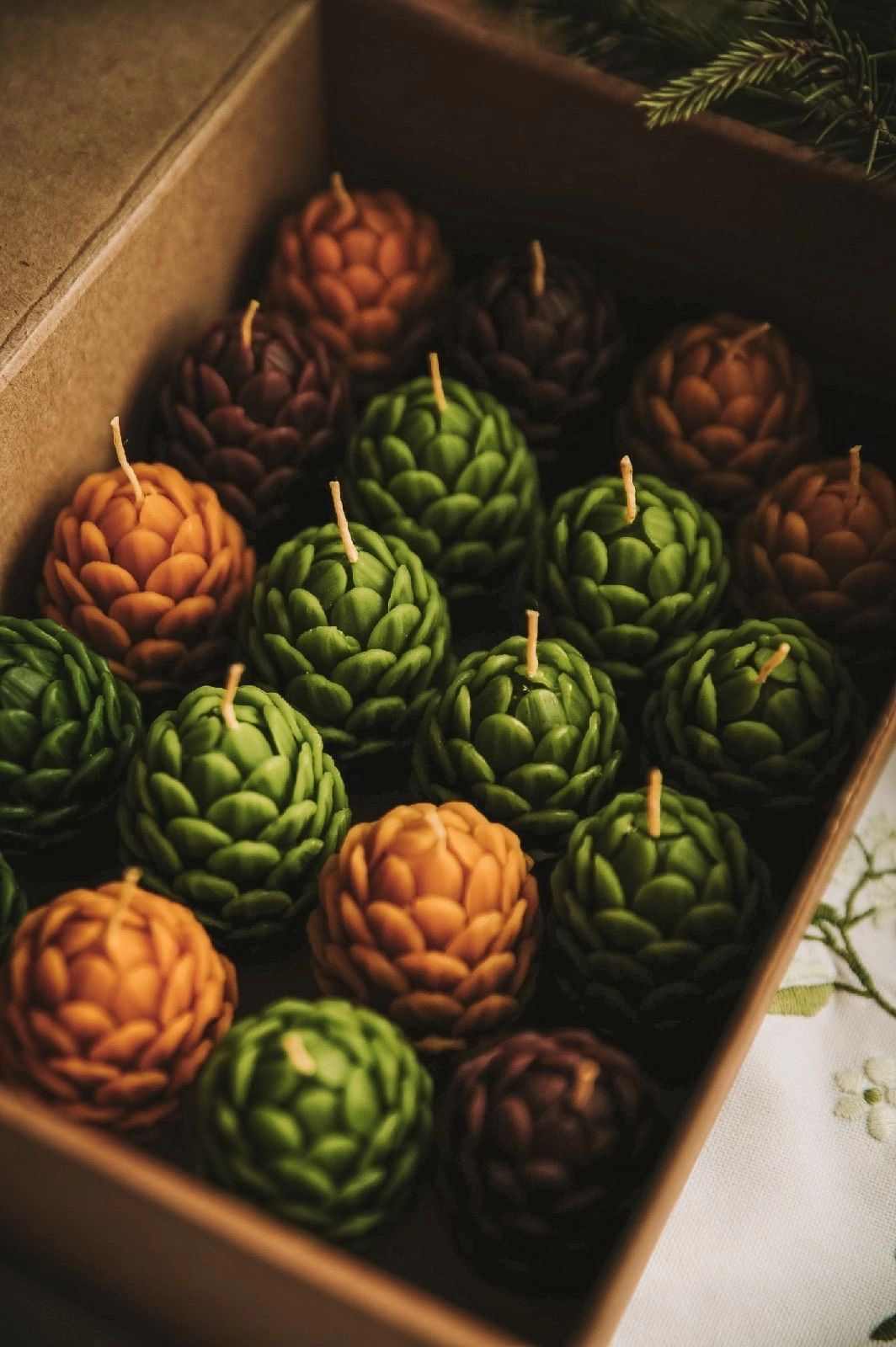 Big pinecone candle 